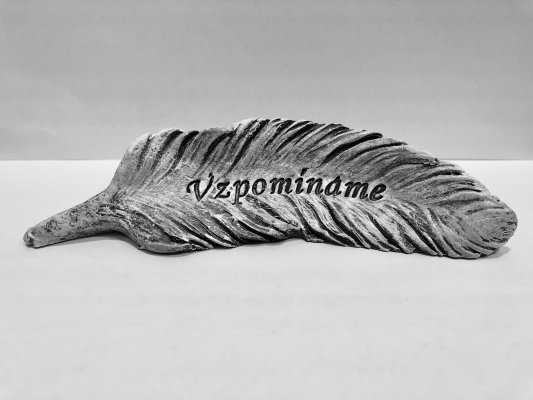Pírko s nápisem “vzpomínáme”